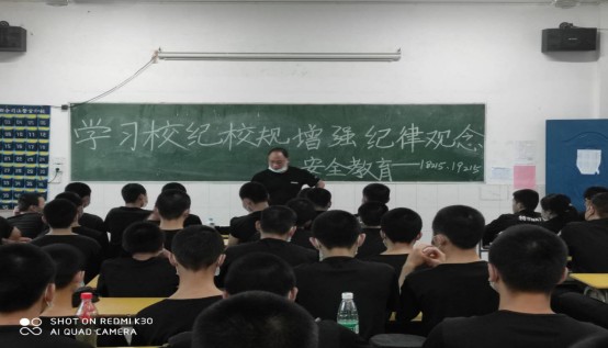 “學(xué)習(xí)校紀(jì)校規(guī)、增強(qiáng)紀(jì)律觀念”主題隊(duì)務(wù)會(huì)